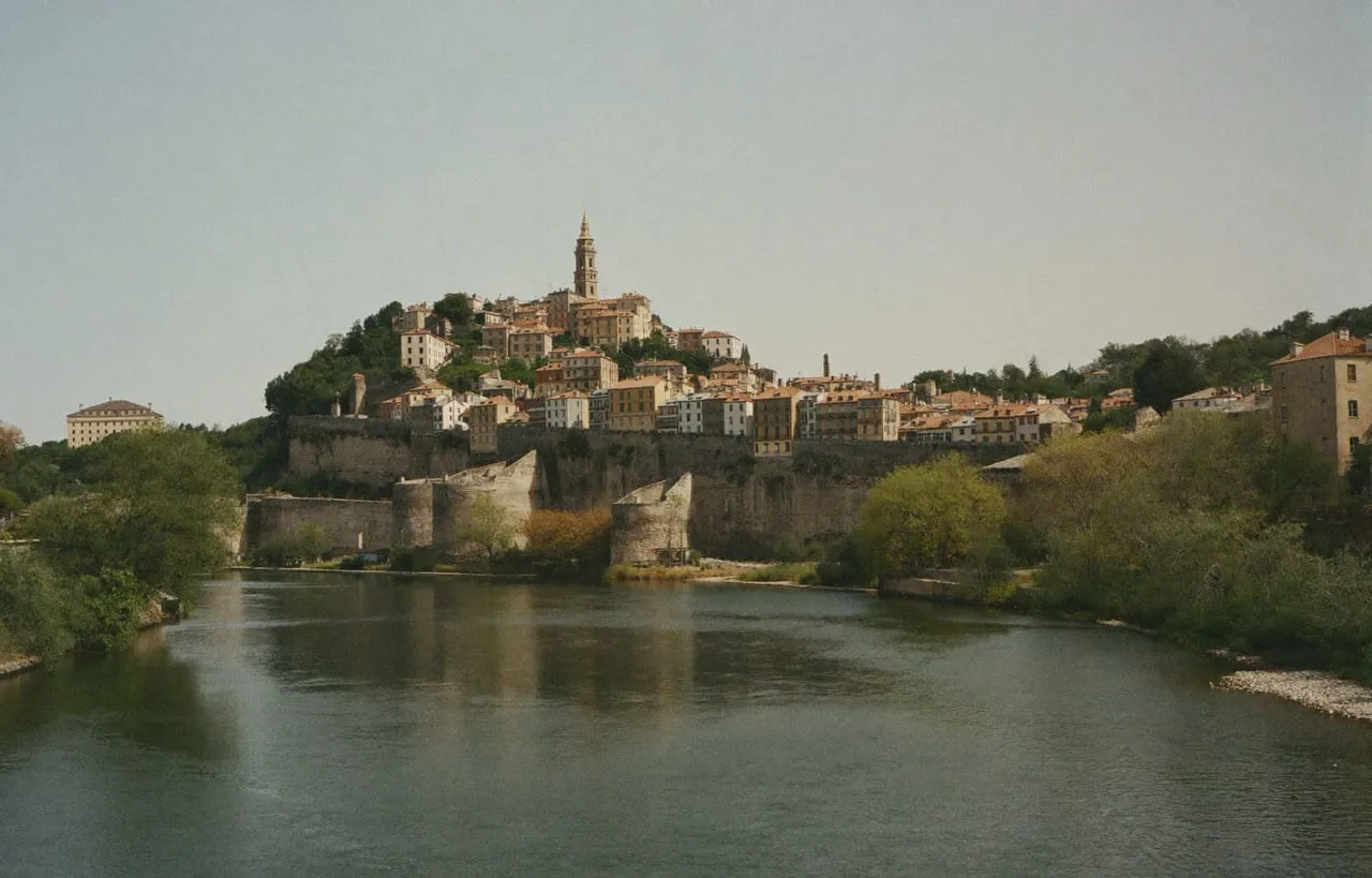 Le centre historique de Poitiers sur son promontoire, au-dessus du Clain
